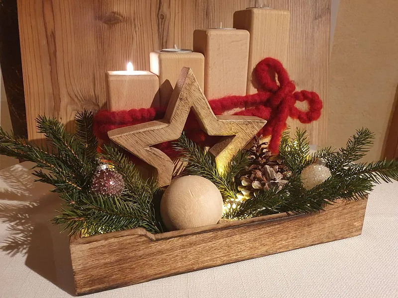 Adventkranz, erste Kerze angezündet zur Feier des ersten Advents