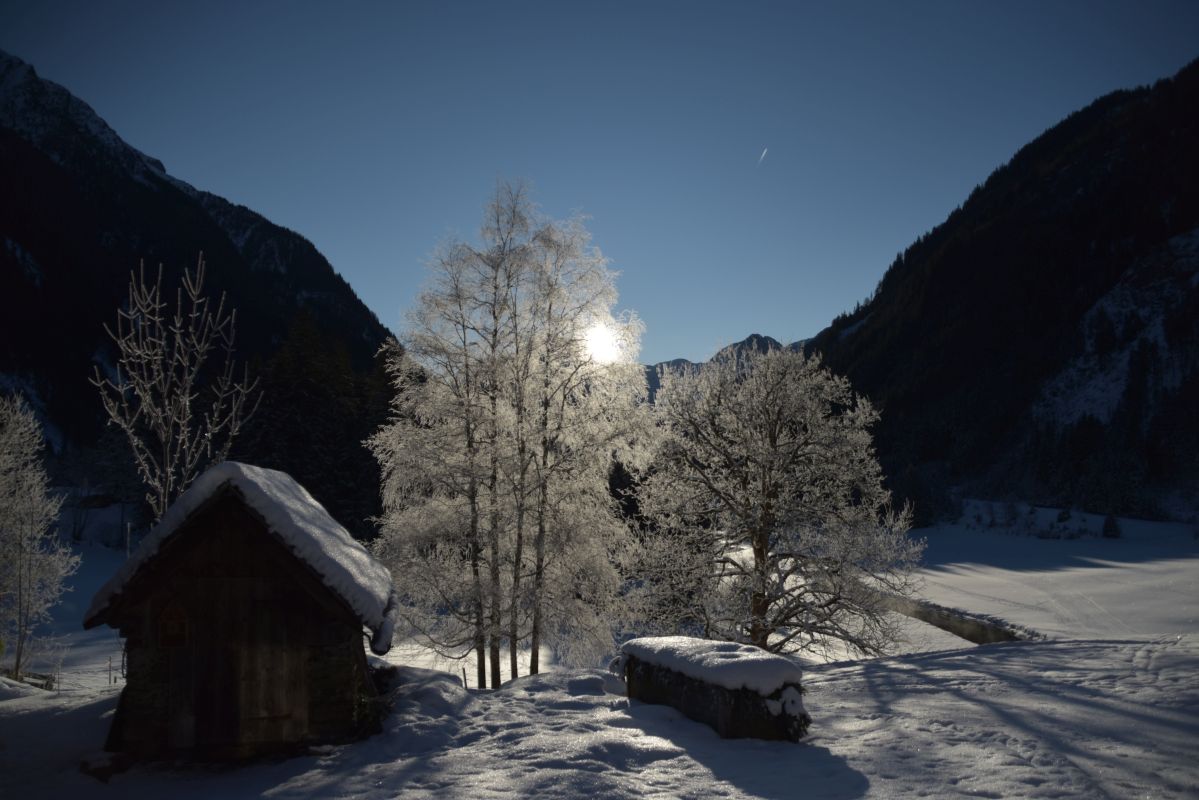 Verschneite Landschaft mit Holzhütte