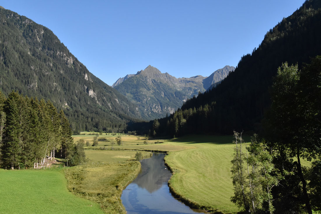 Verschneite Landschaft mit Holzhütte